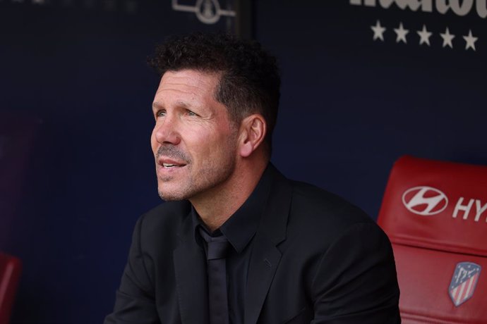 Archivo - Diego Pablo Simeone, coach of Atletico de Madrid, looks on during the spanish league, La Liga Santander, football match played between Atletico de Madrid and RCD Espanyol at Wanda Metropolitano stadium on April 17, 2022, in Madrid, Spain.