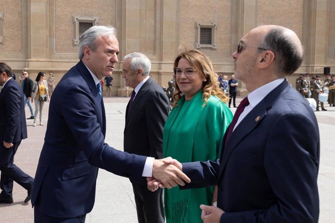 El alcalde de Zaragoza, Jorge Azcón, saluda al subdelegado del Gobierno en Zaragoza, Fernando Beltrán.