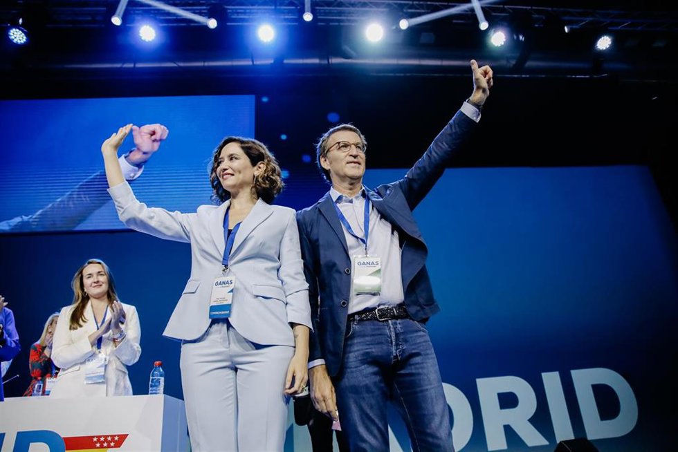 La presidenta de la Comunidad de Madrid, Isabel Díaz Ayuso, y el presidente del PP nacional, Alberto Núñez Feijóo, saludan a los asistentes a la clausura del XVII Congreso del Partido Popular de Madrid, en Feria de Madrid IFEMA, a 21 de mayo de 2022, e