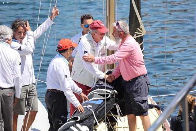 El Rey Juan Carlos y Pedro Campos a su llegada a la embarcación, a 20 de mayo de 2022, en Sansenxo (España).