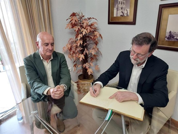 Mariano Rajoy firma en el Libro de Honor del Ayuntamiento de Lepe (Huelva).