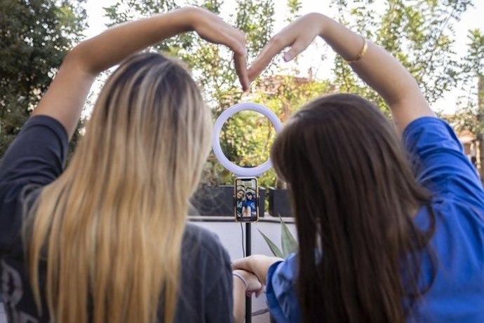 Más chicas y chicos declaran sentirse atraídos por ambos sexos.