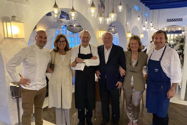 El director gastronòmic de La Gavina, Romain Fornell, al costat de Carina Ensesa, Jaume Subirós (El Motel Empordà), Joan Sagrera (amic de Josep Pla), Júlia Ensesa i Lluís Planas (La Taverna del Mar)