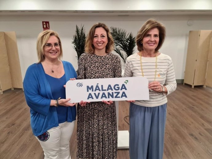 Patricia Navarro, candidata del PP de Málaga al Parlamento andaluz, junto a la alcaldesa de Fuengirola, Ana Mula, y la candidata 'popular' Esperanza Oña