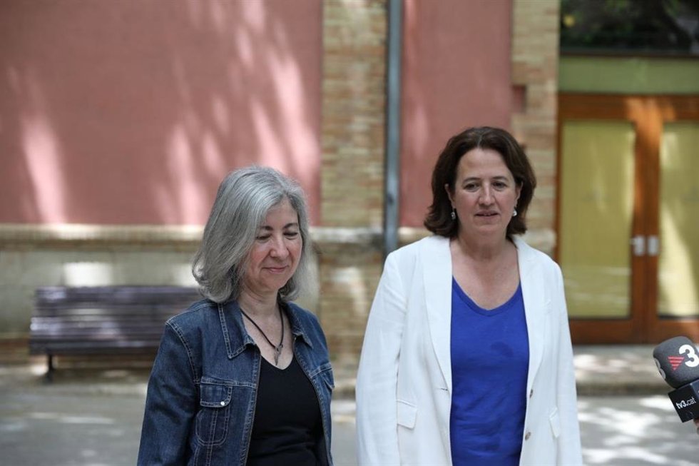 La nueva presidenta de la ANC, Dolors Feliu, junto a la saliente, Elisenda Paluzie