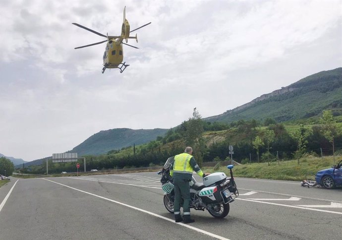 Traslado en helicóptero de una ciclista atropellada en Alsasua.