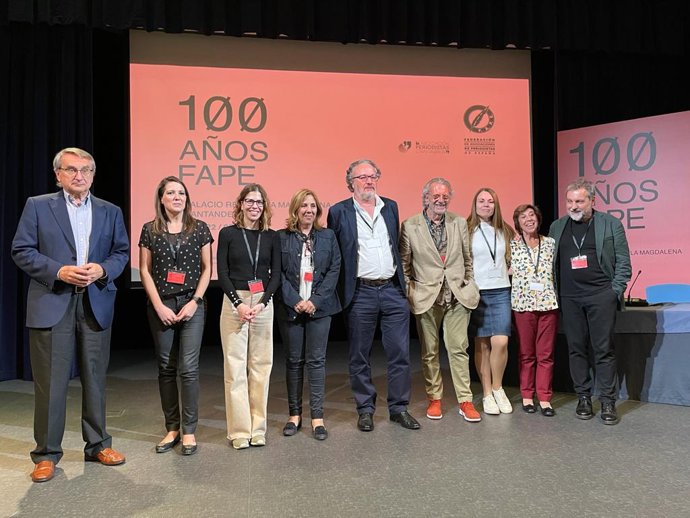 Nueva Junta Directiva de la FAPE. De izquierda a derecha:Francisco Javier Galán (tesorero), Esther Aniento (vocal), Noa de la Torre (vicepresidenta tercera), Lola Gallardo (vocal), Miguel Ángel Noceda (presidente), Aurelio Martín (vicepresidente primero