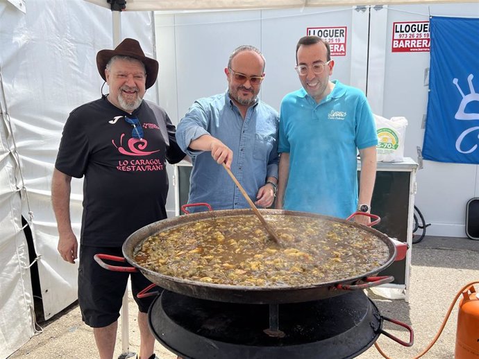 El presidente del PP catalán, Alejandro Fernández, y el portavoz del PP en Lleida, Xavi Palau, participan en el Aplec del Cargol en Lleida