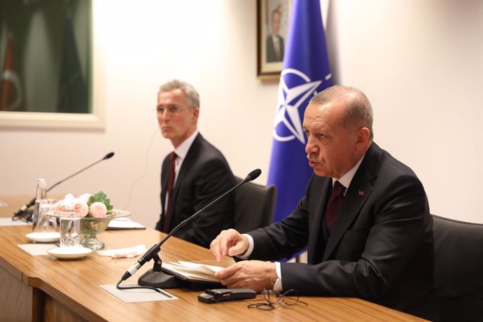 Archivo - HANDOUT - 09 March 2020, Belgium, Brussels: NATO Secretary General Jens Stoltenberg (L) and Turkish President Recep Tayyip Erdogan hold a press conference after their meeting. Photo: -/NATO/dpa - ATTENTION: editorial use only and only if the c