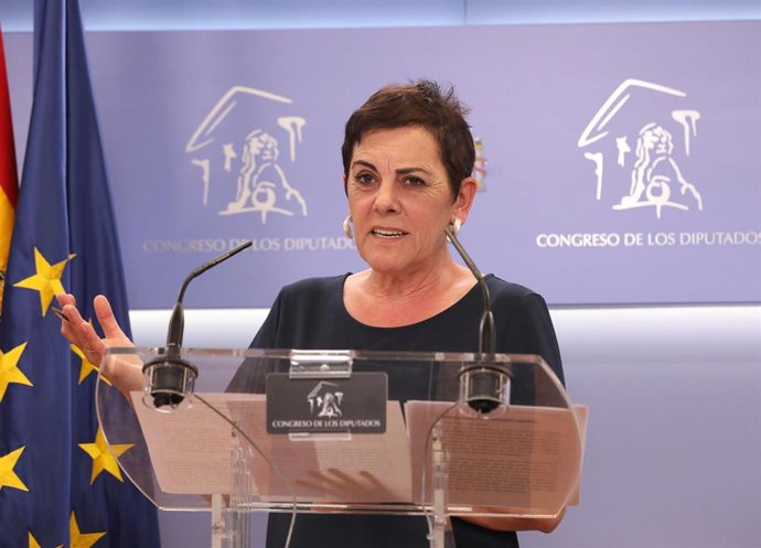 La portavoz de EH Bildu en el Congreso, Mertxe Aizpurua, interviene en una rueda de prensa previa a una Junta de Portavoces en el Congreso de los Diputados, a 17 de mayo de 2022, en Madrid 