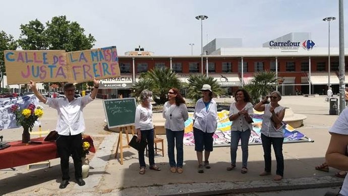 Miembros de la Asociación de Vecinos de Carabanchel Alto piden la vuelta del nombre de Justa Freire a una calle de Madrid