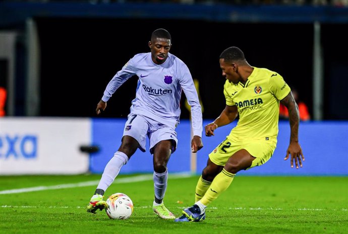 Archivo - Ousmane Dembele of FC Barcelona and Pervis Estupiñan of Villarreal in action during the Santander League match between Villareal CF and FC Barcelona at the Ceramica Stadium on November 27, 2021, in Valencia, Spain.