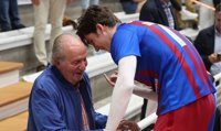El rey emérito acude a Pontevedra a ver el partido de balonmano Cisne-Barça B, equipo en el que juega su nieto