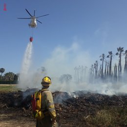 Bomberos sofocan un incendio de vegetación en Callosa de Segura