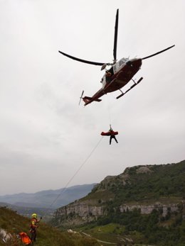Evacuación en helicóptero de un hombre que se encontraba indispuesto en los laberintos del Asón