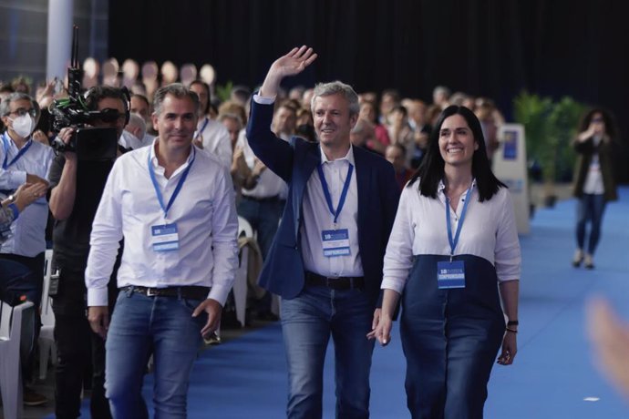 (I-D) El presidente del Partido Popular Pontevedra, Rafa Domínguez; el presidente de la Xunta de Galicia, Alfonso Rueda; y la próxima secretaría General del Partido Popular de Galicia, Paula Pardo; llegan a la primera jornada del 18 Congreso Autonómico