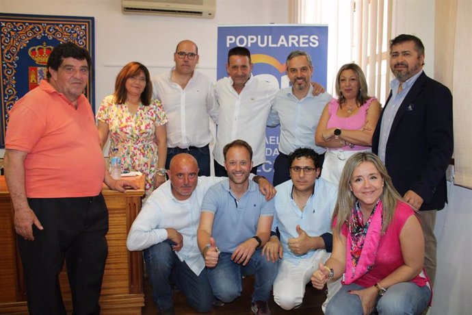 Juan Bravo mantiene un encuentro con afiliados del PP de Vilches (Jaén).
