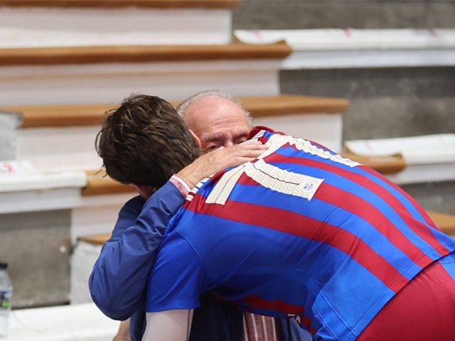 Don Juan Carlos I y Pablo Urdangarín se funden en un abrazo tras el último partido de balonmano