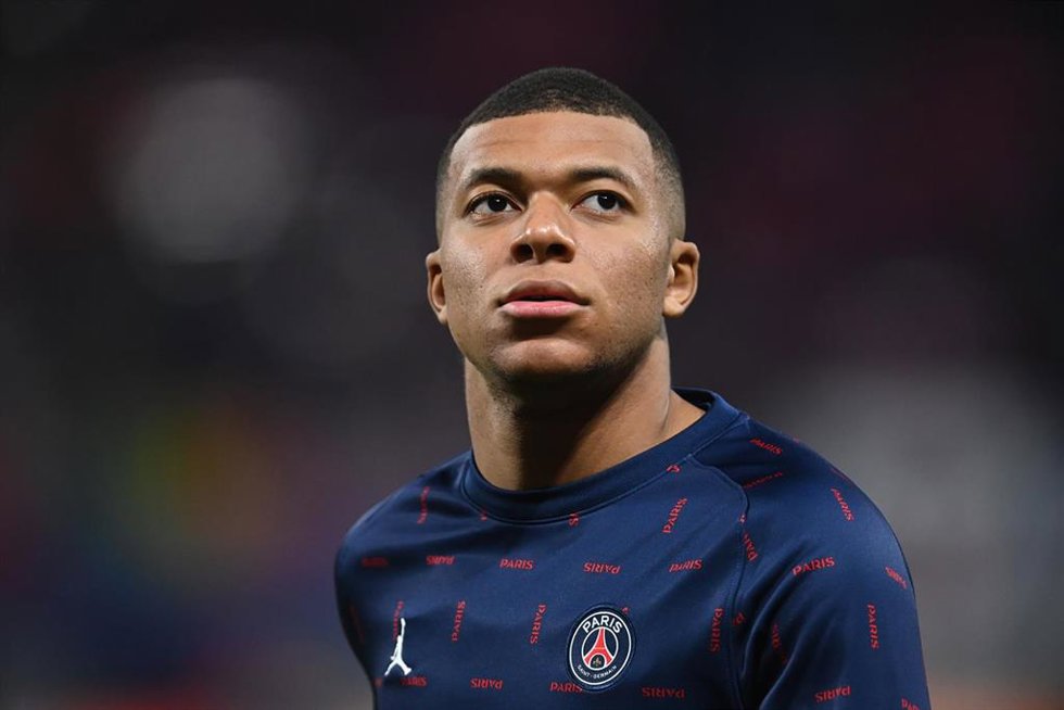 Archivo - Kylian Mbappé durante el calentamiento del partido ante el Metz, de la Ligue 1