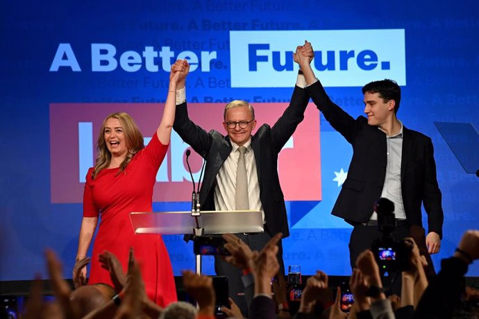 El nuevo primer ministro australiano, Anthony Albanese, celebra con su pareja Jodie Haydon y su hijo Nathan Albanese el triunfo de las elecciones legislativas de 2022