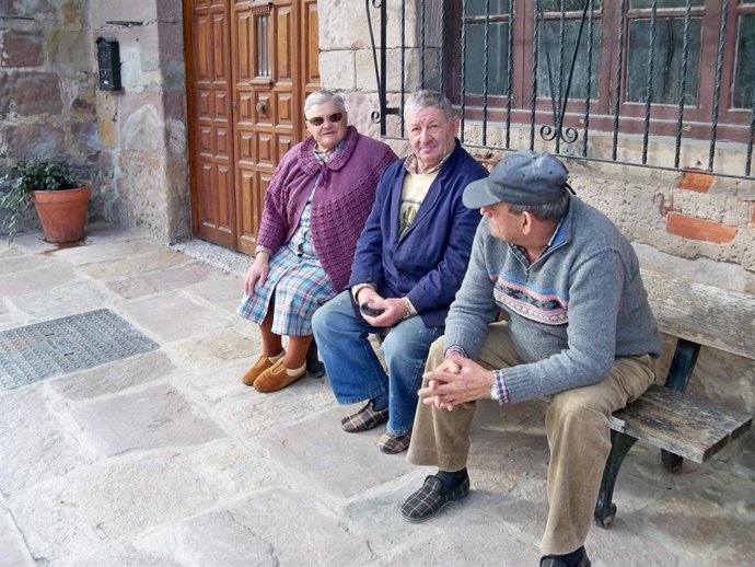 Archivo - Personas mayores sentadas en un banco