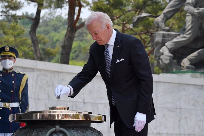 Joe Biden, presidente de Estados Unidos, en un cementerio de Seúl