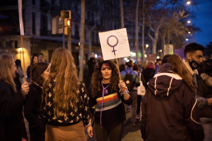 Archivo - Una mujer levanta una pancarta en una manifestación por el 8M, Día Internacional de la Mujer, a 8 de marzo de 2022, en Barcelona, Catalunya (España). 