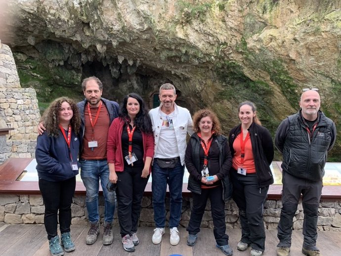 Antonio Banderas visita las cuevas de Monte Castillo