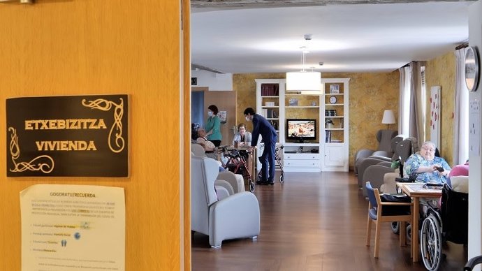 El diputado general de Bizkaia, Unai Rementeria, visita  la residencia municipal Sagrado Corazón de Getxo