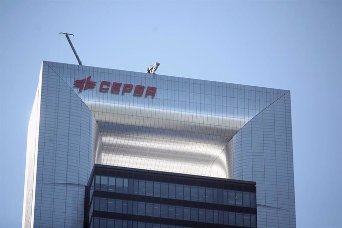 Archivo - Imagen del logo de Cepsa en la Torre Cepsa de la zona financiera Cuatro Torres Business Area, en Madrid.