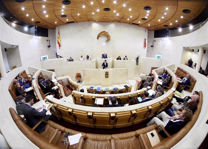 Archivo - Vista general de la sesión plenaria en el Parlamento de Cantabria 