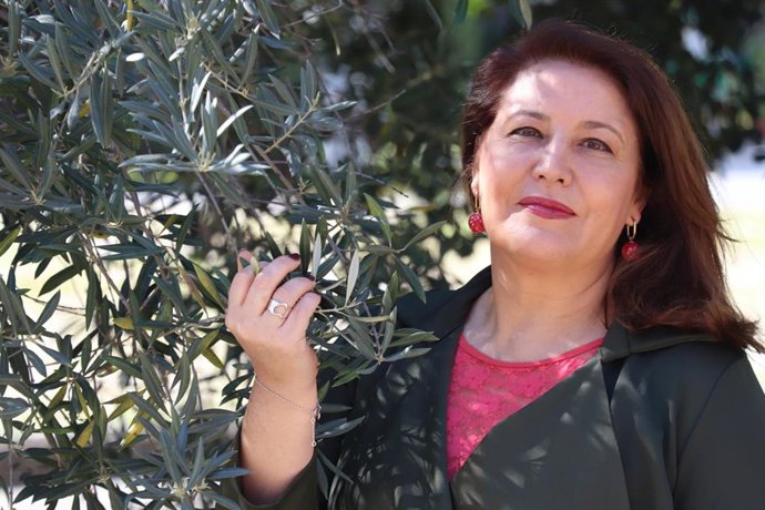 Archivo - La consejera de Agricultura, Ganadería, Pesca y Desarrollo Sostenible, Carmen Crespo, en una foto de archivo junto a un olivo.