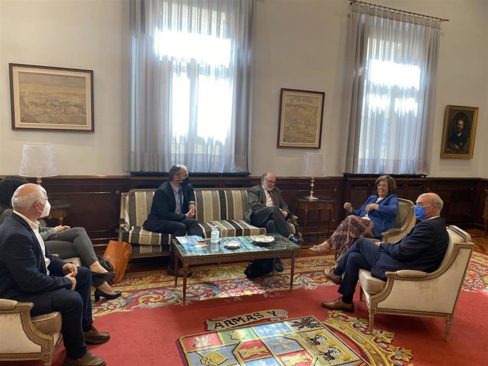 Armisén (2 d), durante la recepción a dirigentes de Tragsa.