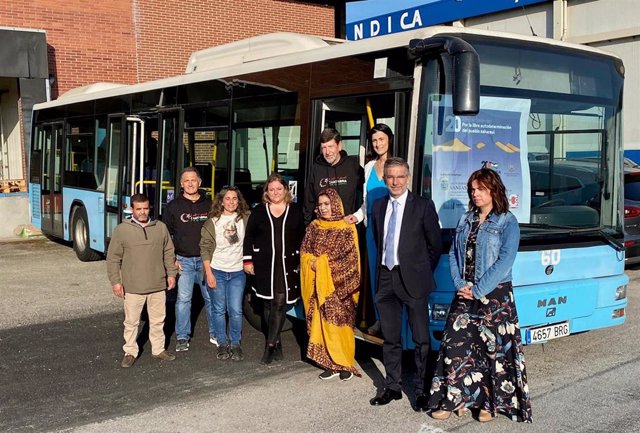 Santander entrega dos autobuses con material sanitario y escolar para personas con discapacidad de Tinduf