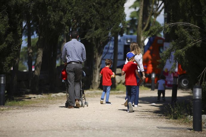 Archivo - Familia paseando en un parque