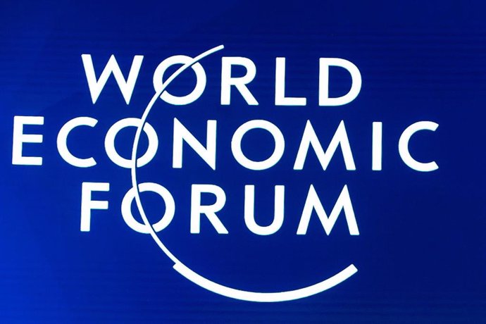 Archivo - FILED - 23 January 2020, Switzerland, Davos: A general view of the World Economic Forum logo placed on a displayed board as the Venezuelan opposition leader and self-appointed interim president Juan Guaido (not pictured) speaks during a plenar