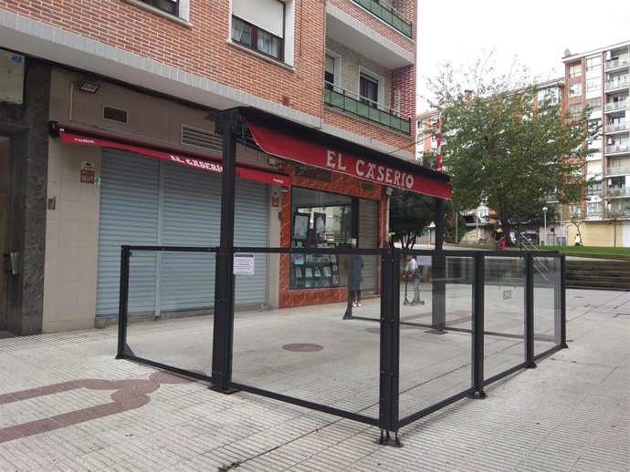 Archivo - Bar con terraza cerrado en Barakaldo (Bizkaia).