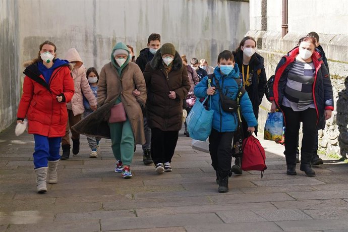 Archivo - Un grupo de refugiados ucranianos a su llegada desde un autobús con 47 personas ucranianas, a 17 de marzo de 2022, en Santiago de Compostela.