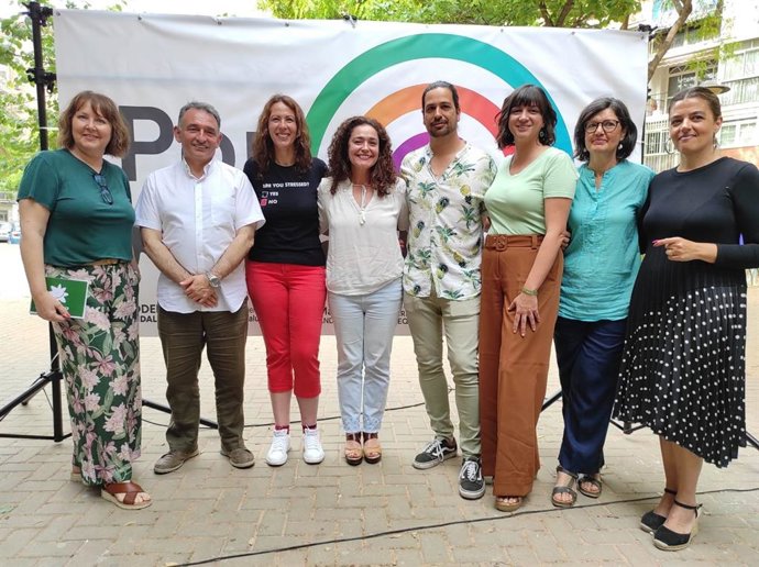 Representantes de la candidatura de Por Andalucía en la provincia de Málaga junto a la aspirante a la Presidencia de la Junta de Andalucía y número 1 por Málaga, Inmaculada Nieto, en el centro.