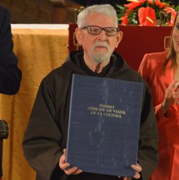 Tarsicio de Azcona, investigador e historiador navarro, tras recibir el premio Príncipe de Viana en 2014.