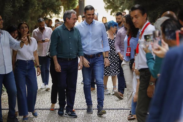 El presidente del Gobierno y secretario general del PSOE, Pedro Sánchez, participa junto al candidato socialista a la Junta de Andalucía, Juan Espadas, en un acto feminista en el Palacio de los Córdova