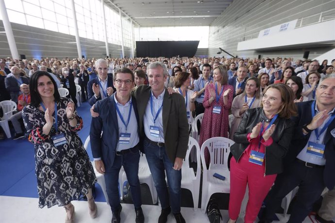 El presidente del PP nacional, Alberto Núñez Feijóo, y el presidente de la Xunta de Galicia, Alfonso Rueda, se abrazan durante la clausura del 18 Congreso Autonómico del PPdeG, en el recinto ferial, a 21 de mayo de 2022, en Pontevedra, Galicia (España).
