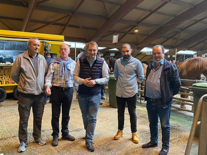 Adrián Pumares, en el mercado de ganado de Pola de Siero