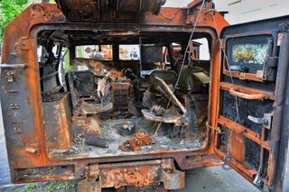 Interior de un vehículo ruso destruido en Ucrania