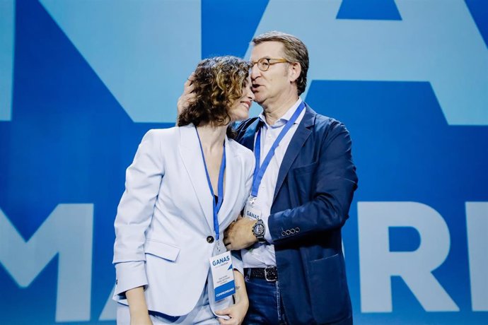 La nueva presidenta del PP de Madrid y presidenta de la Comunidad de Madrid, Isabel Díaz Ayuso, y el presidente del PP, Alberto Núñez Feijóo, durante la clausura del  XVII Congreso del Partido Popular de Madrid.