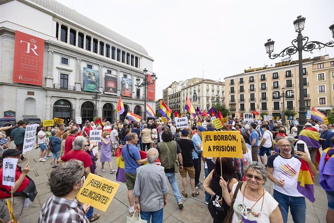 Varias personas se manifiestan con banderas de la República de España, durante una concentración contra la vuelta del Rey emérito a España, en la Plaza de Ópera, a 22 de mayo de 2022, en Madrid (España). Una treintena de organizaciones entre las que se 