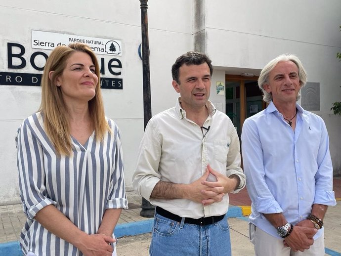 Bruno García, candidato número dos al Parlamento de Andalucía y presidente provincial del PP de Cádiz, en una visita al Centro de Visitantes de El Bosque