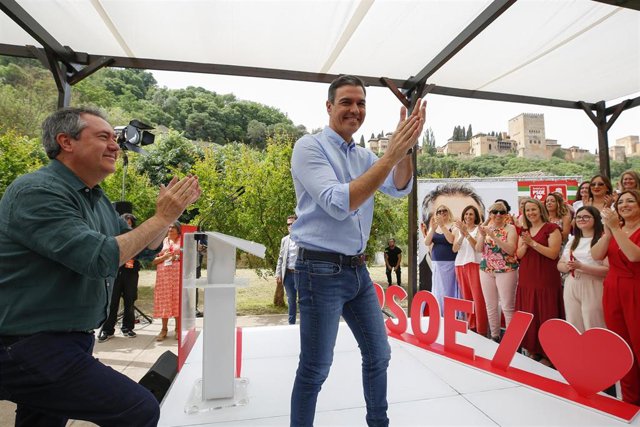 El presidente del Gobierno y secretario general del PSOE, Pedro Sánchez, participa junto al candidato socialista a la Junta de Andalucía, Juan Espadas, en un acto feminista en el Palacio de los Córdova en Granada a 22 de mayo de 2022.