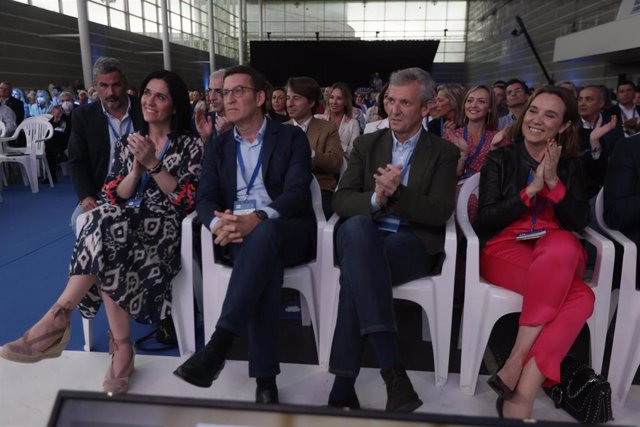 El presidente del PP nacional, Alberto Núñez Feijóo, y el presidente de la Xunta de Galicia, durante la claudura del 18º Congreso Autonómico del PPdeG, en el recinto ferial, a 21 de mayo de 2022, en Pontevedra, Galicia (España). La Junta Directiva del PPd