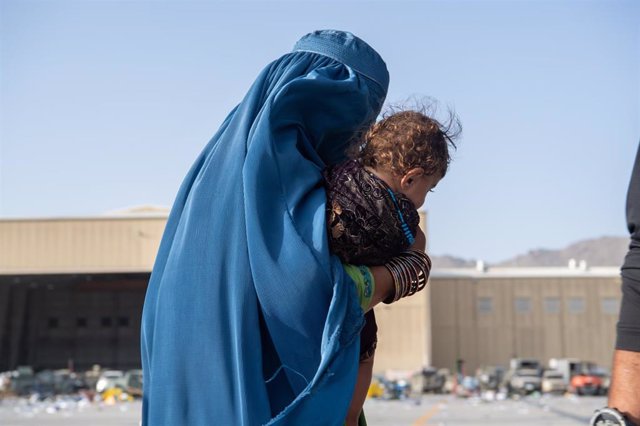 Archivo - Una mujer con burka durante la evacuación de Kabul en agosto de 2021